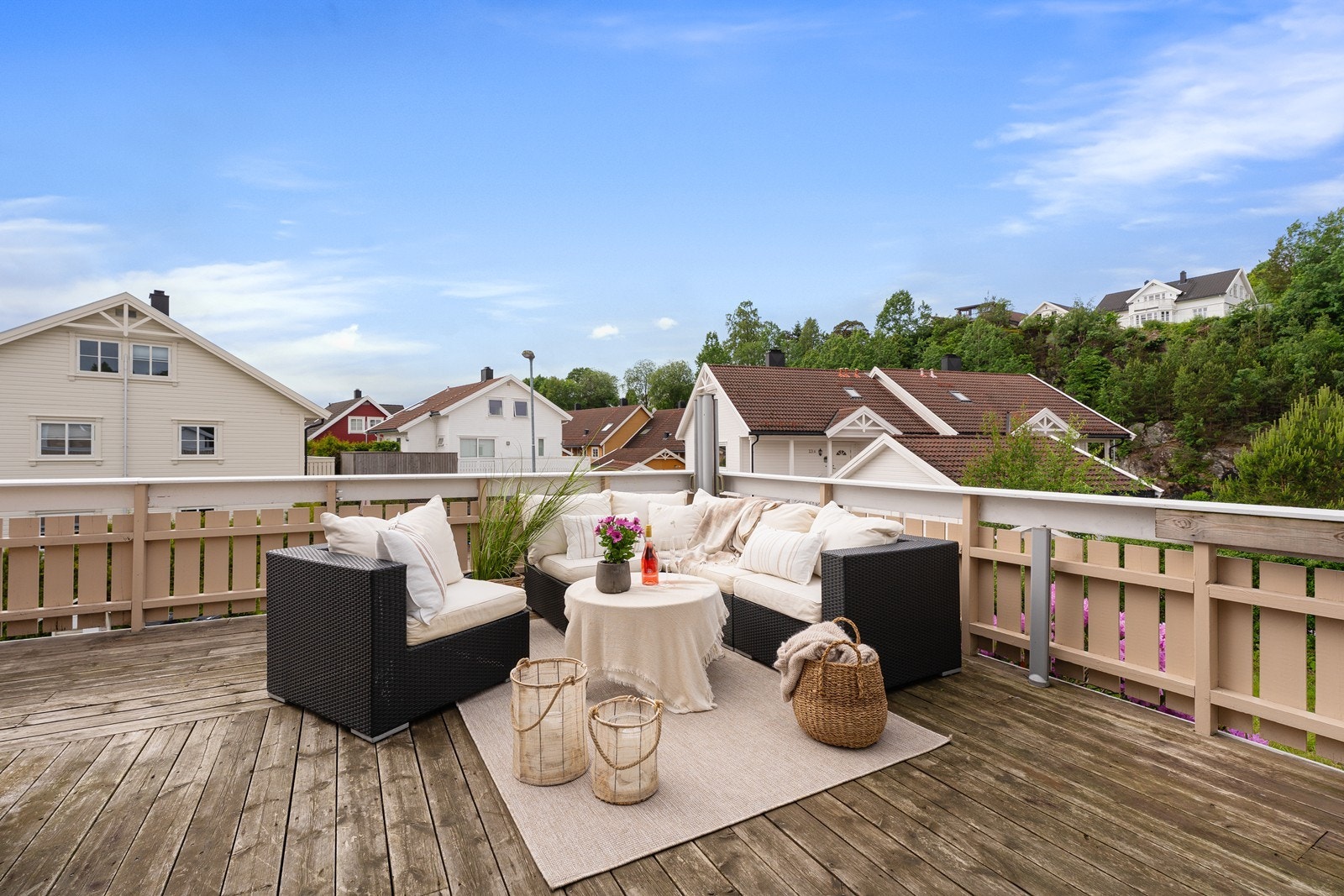 Stor terrasse med god plass til både spise- og sittegrupper Galleribilde