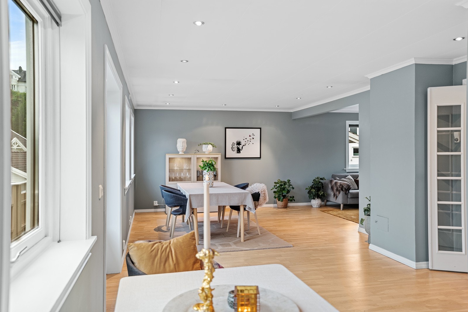 Stilren spisestue med god plass til hele familien Galleribilde
