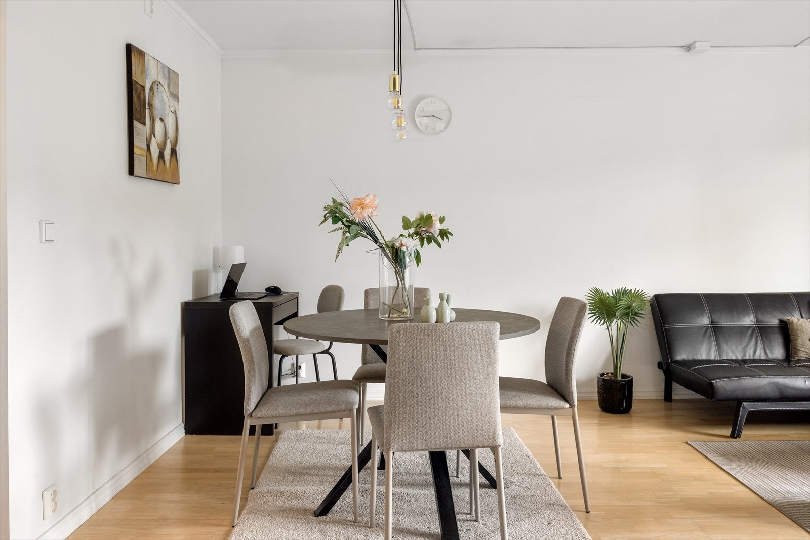 I stuen er det god plass til spisegruppe. Galleribilde