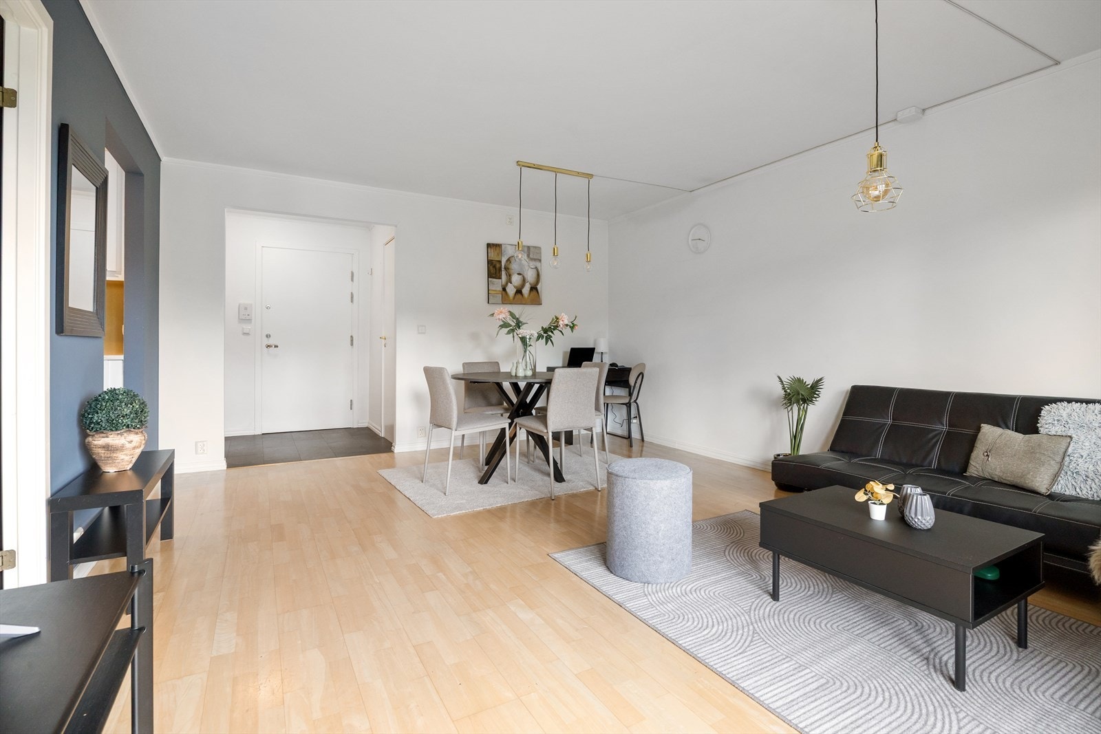 Romslig stue med god plass til både sofagruppe, TV-seksjon og spisebord. Galleribilde