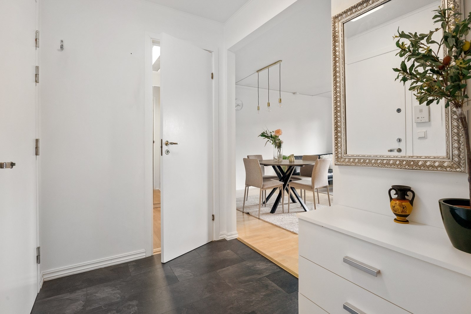 Romslig entré med god plass til oppbevaring av yttertøy og sko, samt praktisk innvendig bod i tilknytning til entréen. Galleribilde