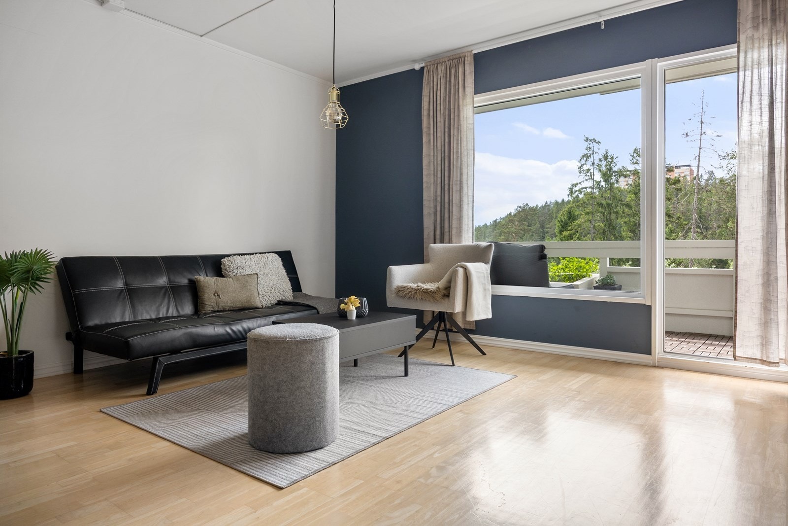 Lys og romslig 2-roms leilighet med parkeringsplass i felles garasjeanlegg med elbillader. Galleribilde