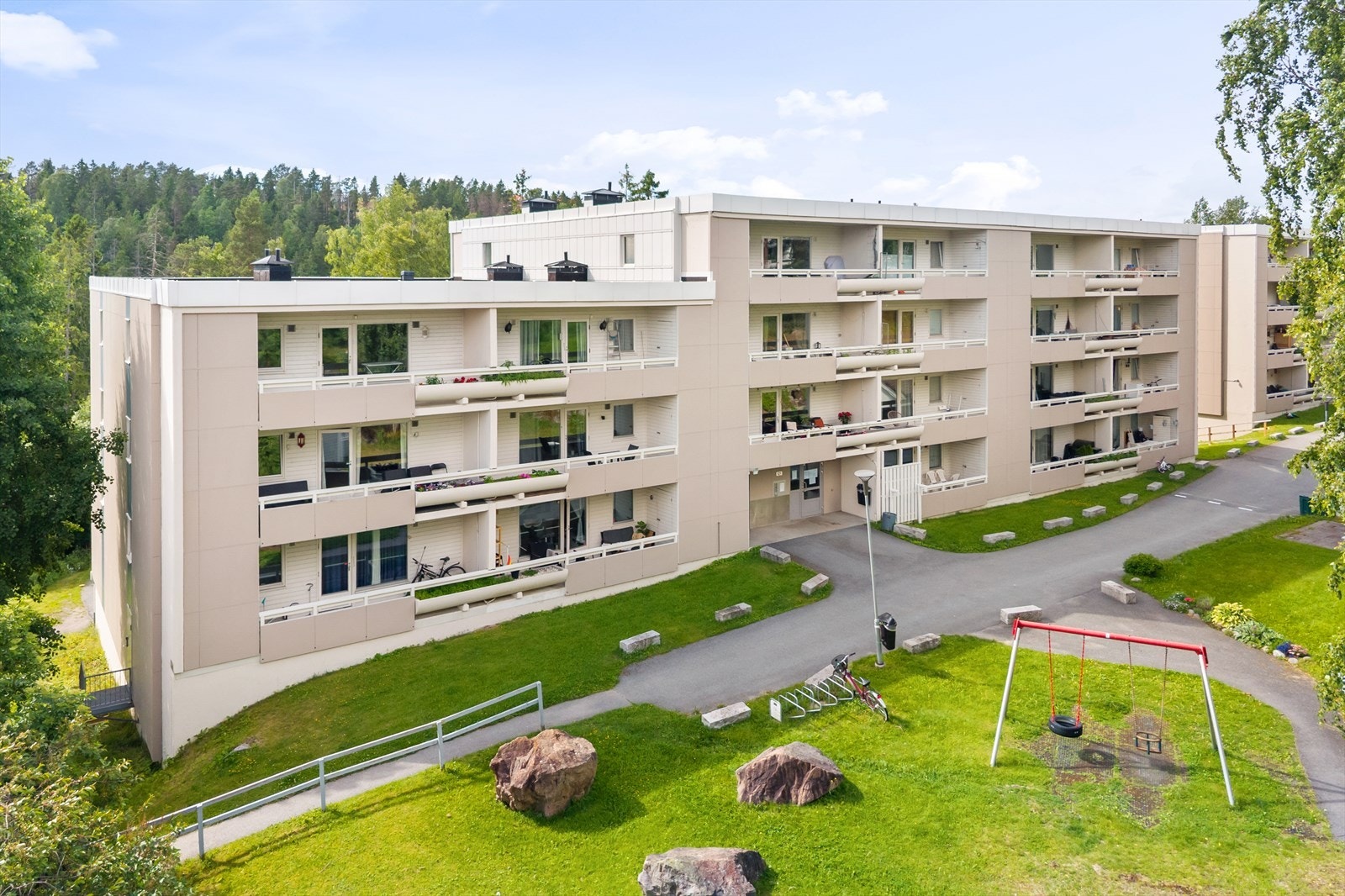 Attraktiv beliggenhet i et veletablert boligområde, med kort vei til både byens tilbud og gode turområder. Galleribilde