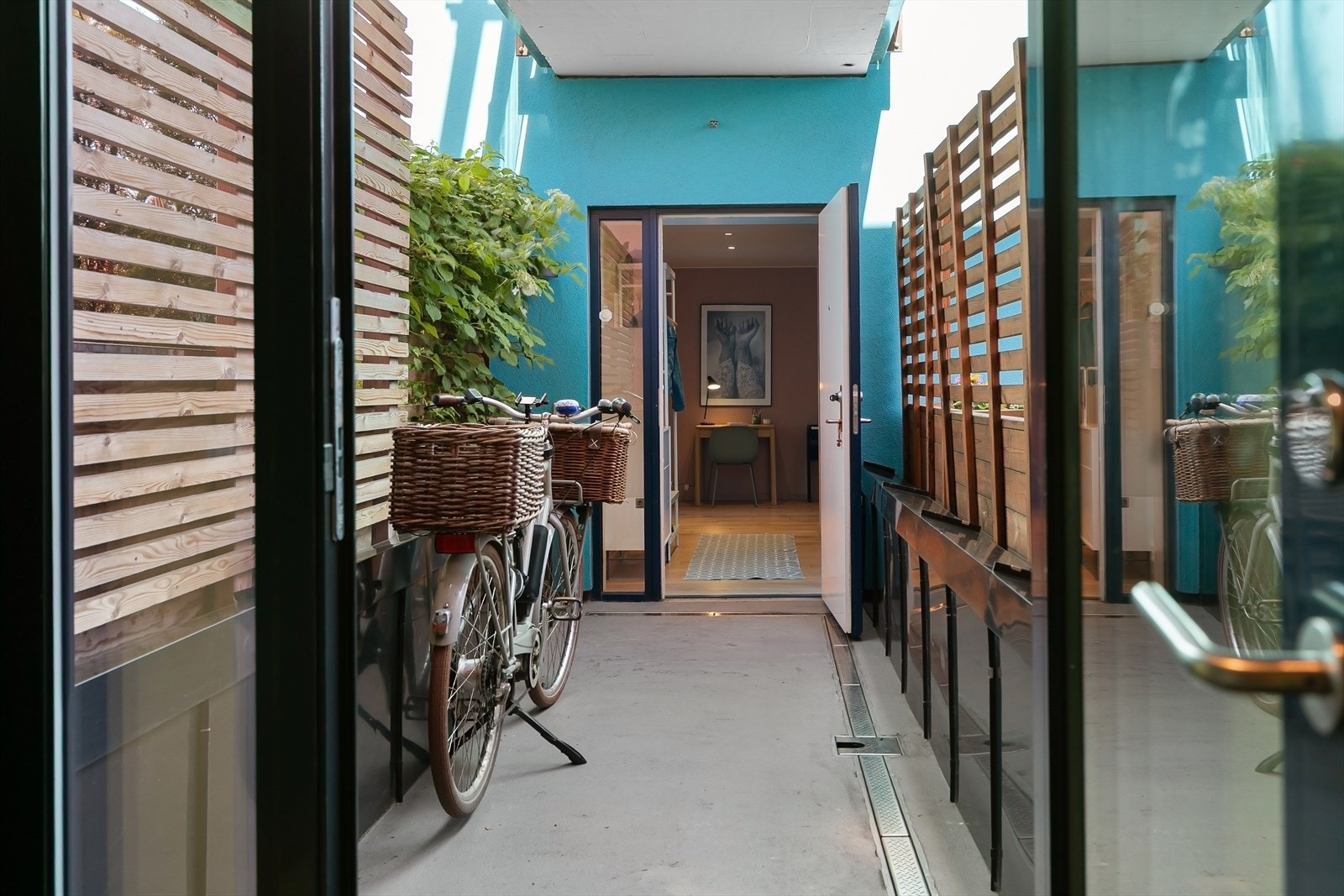 Fra skjermet og innbydende inngangsparti (felles) ankommer du leiligheten. Galleribilde