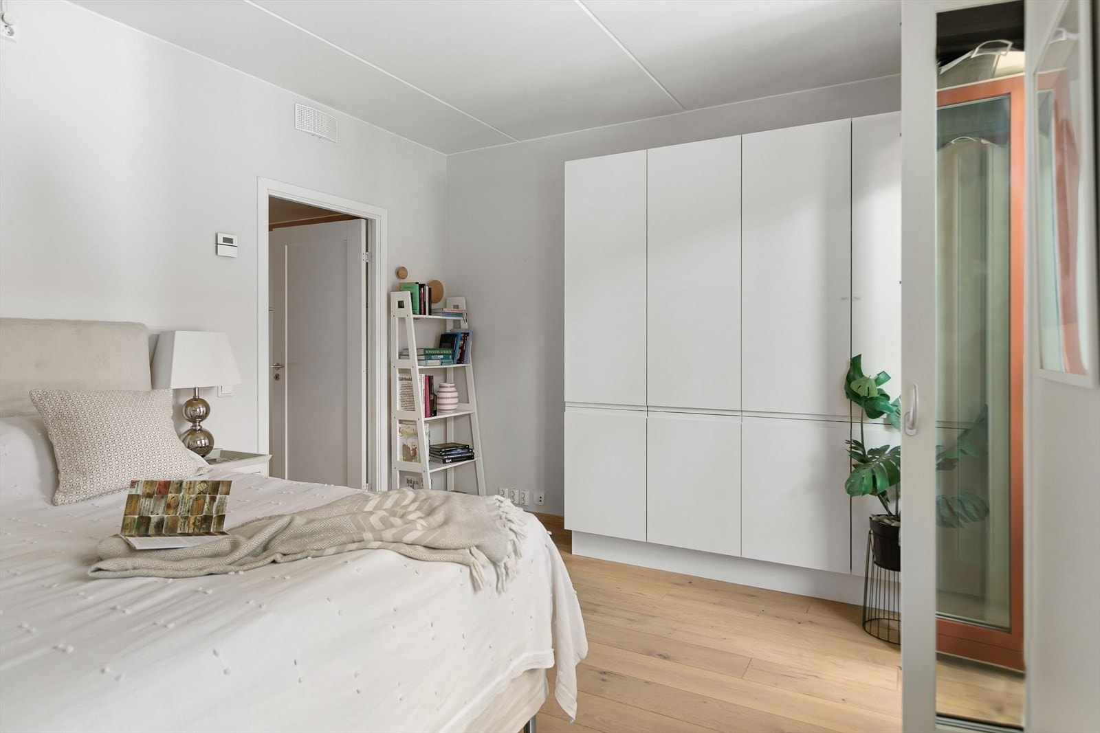 Begge soverommene har adkomst fra gangen. Galleribilde