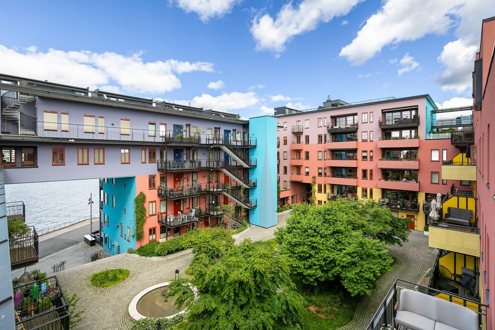Leiligheten ligger i et stilig bygg fra 2016. Galleribilde