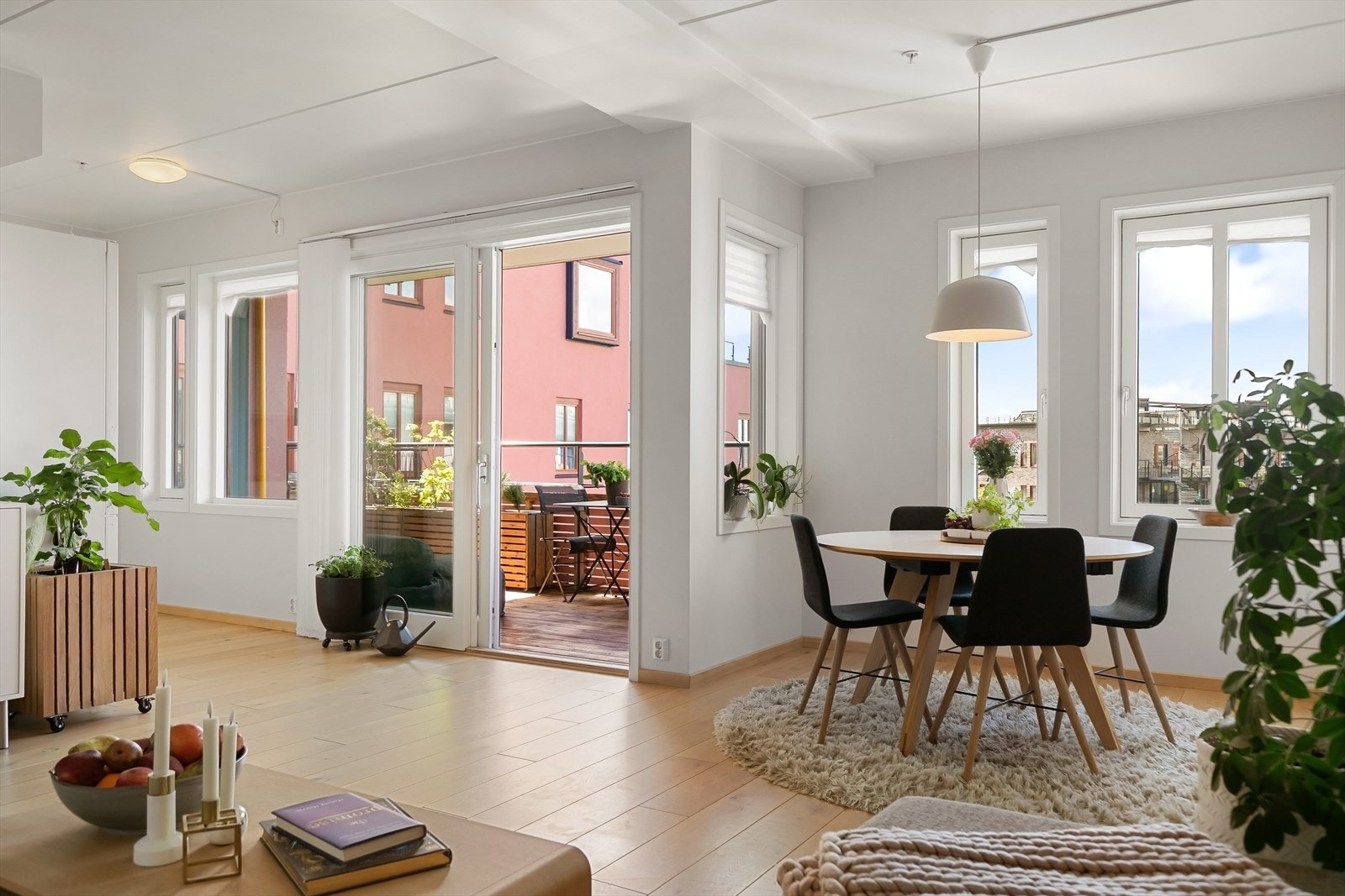 Stuen har store vindusflater og meget pent utsyn mot gårdsrommet. Galleribilde