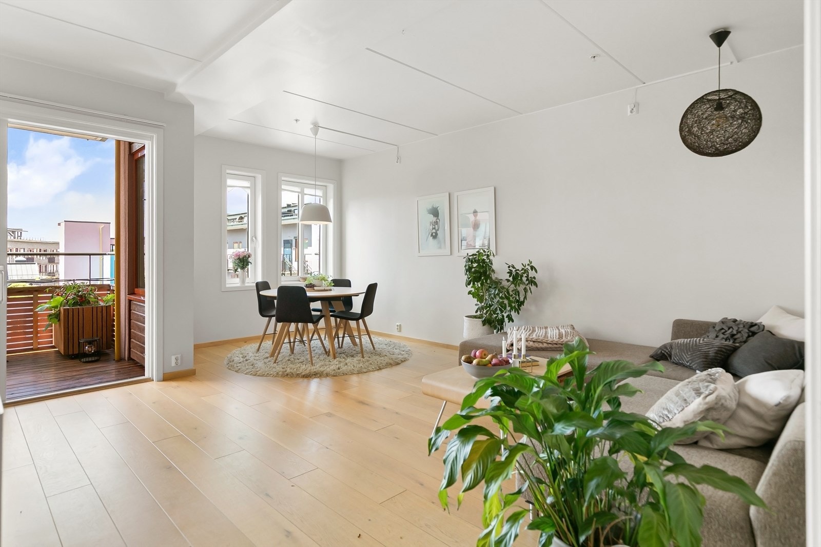 De gode lysforholdene kombinert med takhøyde på opptil 2,66 meter bidrar til en luftig atmosfære og en svært god romfølelse. Galleribilde