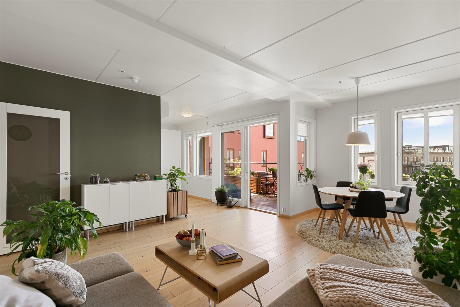 Leiligheten fremstår moderne, stilren og gjennomført. Overflatene er delikate og består av enstavs eikeparkett og veggene er malt i lune farger. I stuen er det en grønn kontrastvegg. Galleribilde