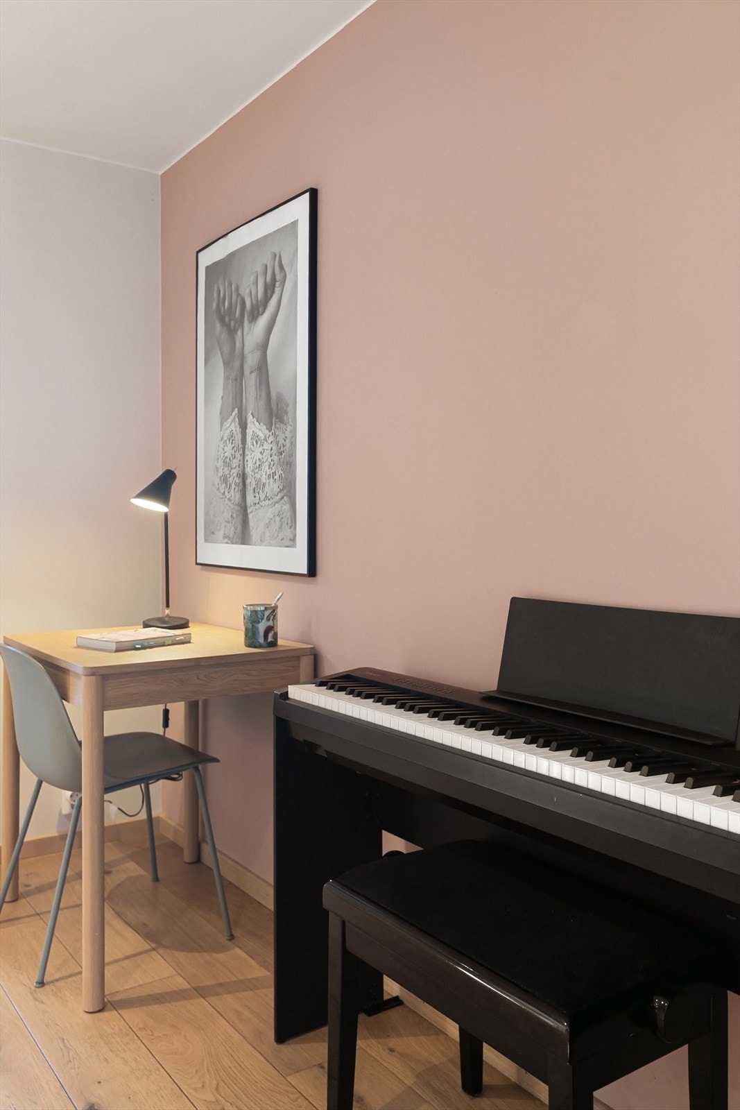Gangen har god plass og fleksible møbleringsmuligheter, og benyttes i dag blant annet til piano og skrivebord. Galleribilde