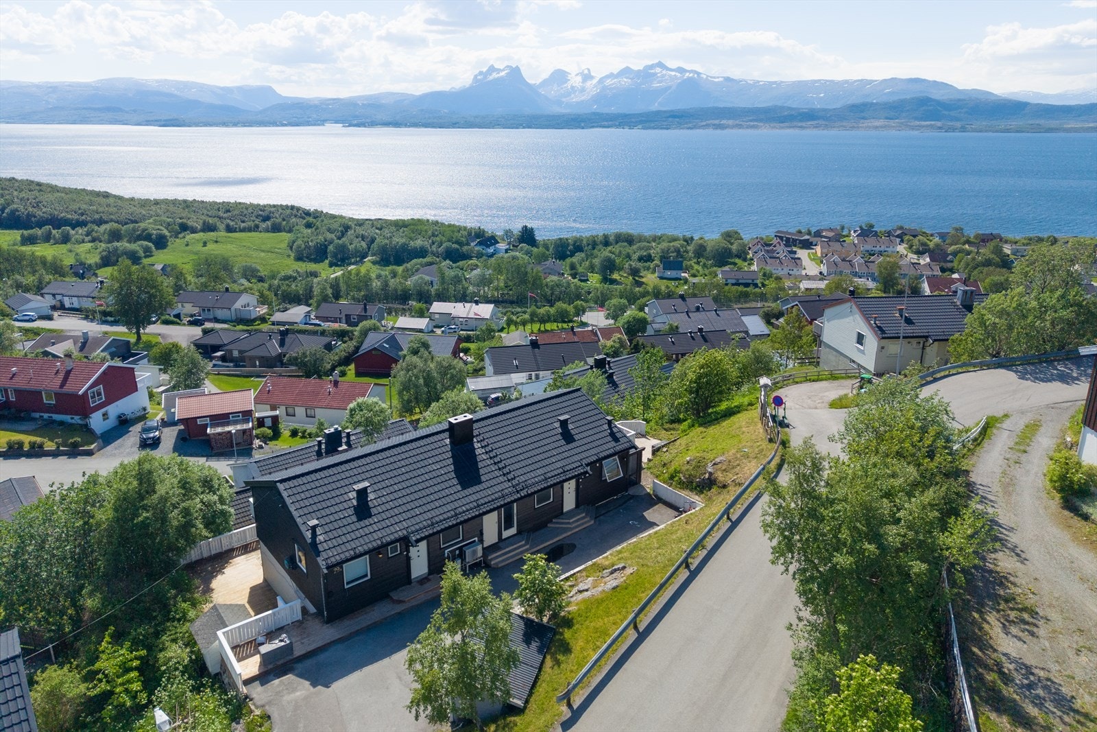 Utsikt mot Saltenfjorden og Børvasstindene. Galleribilde