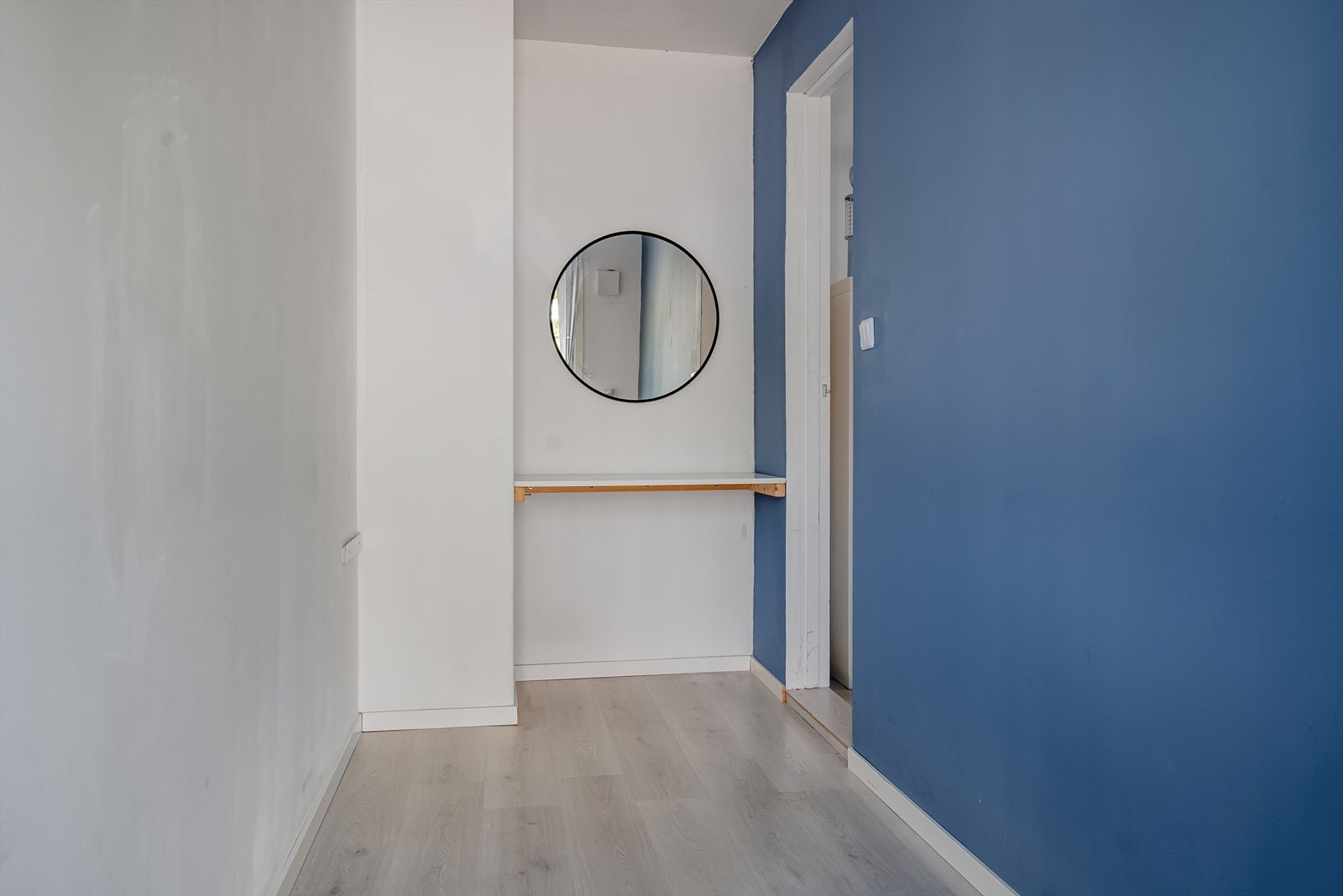 Kontor/bod/sovealkove med luke til kvist/kaldloft. Galleribilde