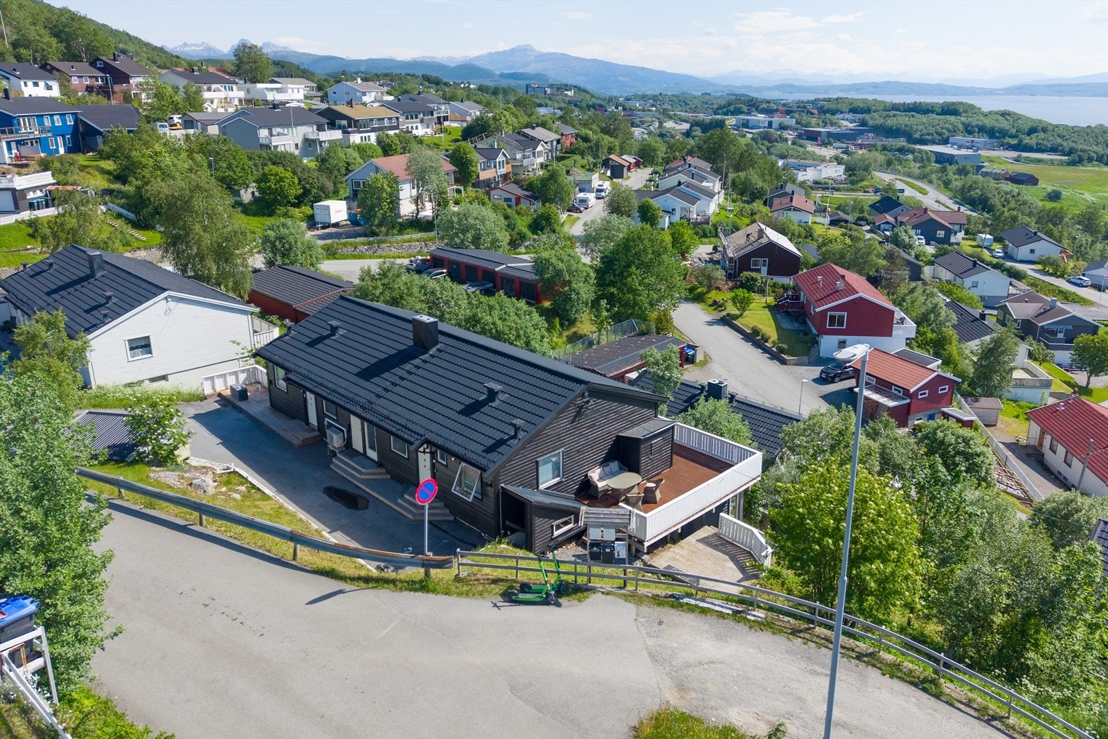 Eiendommen ligger på øvre Hunstadmoen med lett tilgang til det meste. Galleribilde