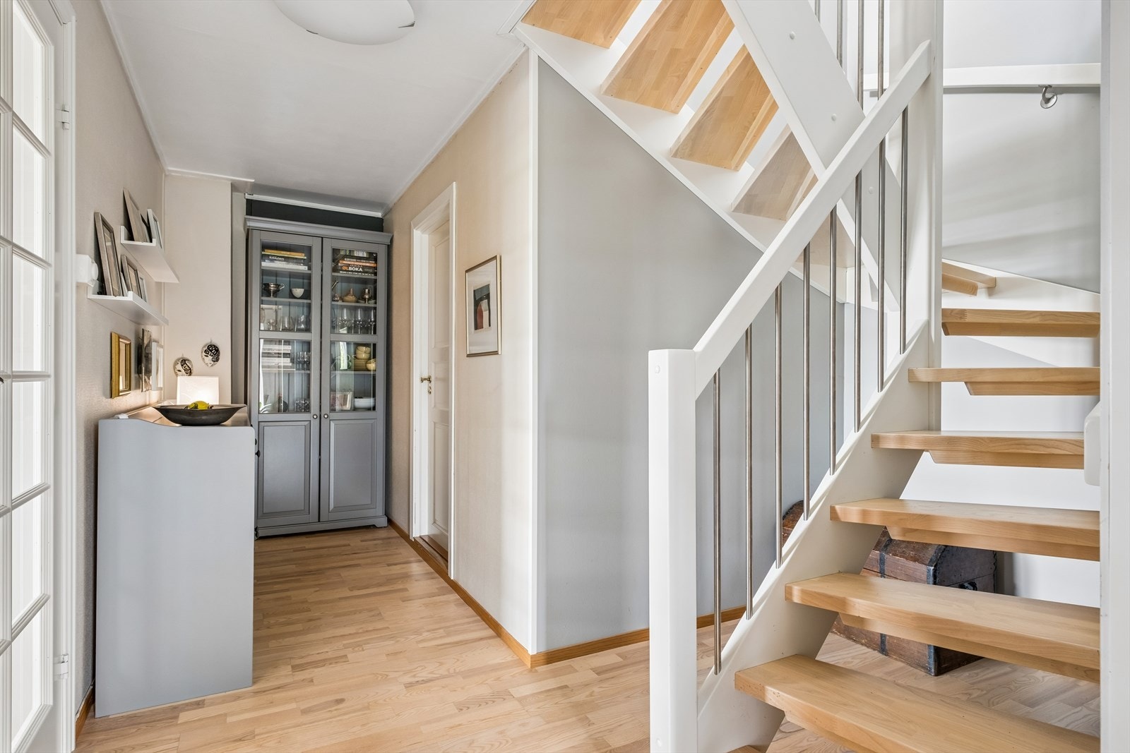 Fra gangen kan man ta seg opp til boligens 2. etasje. Trappen er fra 2019. Galleribilde