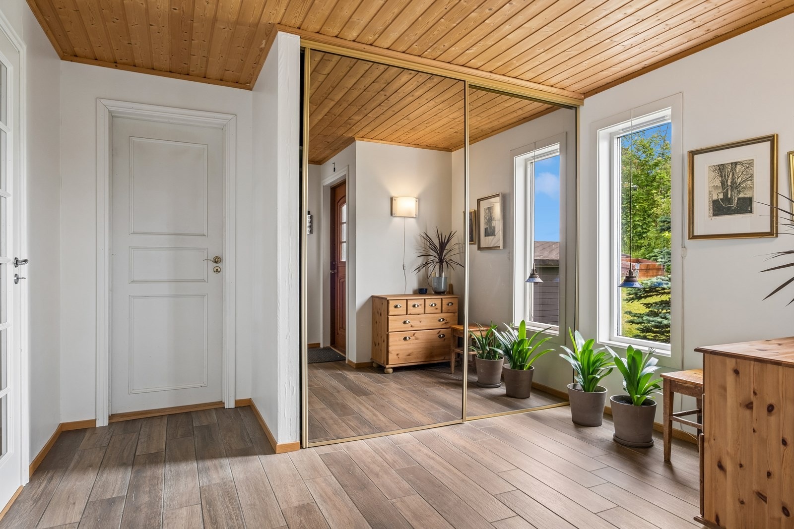På hovedplanet finner man entré, to soverom, vaskerom, toalett, romslig stue og spisestue, kjøkken og bod. Galleribilde