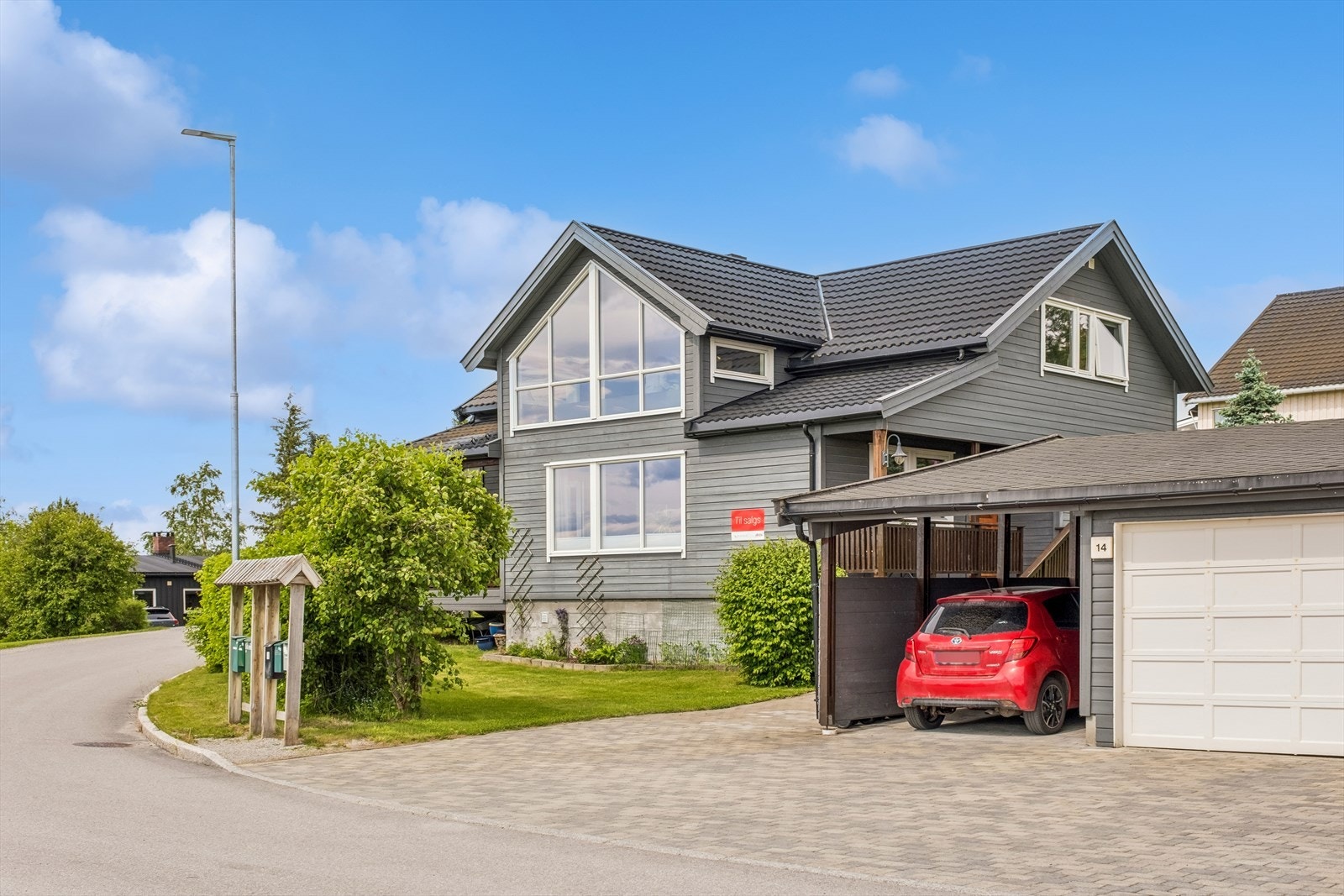 Aktiv Eiendomsmegling v/ Øyvind Krogstad presenterer Øvre Heggesåsen 14 - en meget flott enebolig med attraktiv beliggenhet på Heggesåsen. Galleribilde