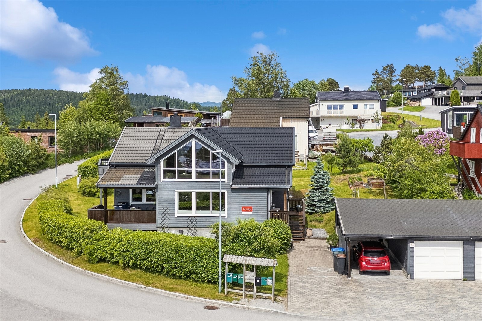 Boligen er romslig og familievennlig med fem soverom, 2 stuer og gode, fleksible løsninger. Galleribilde