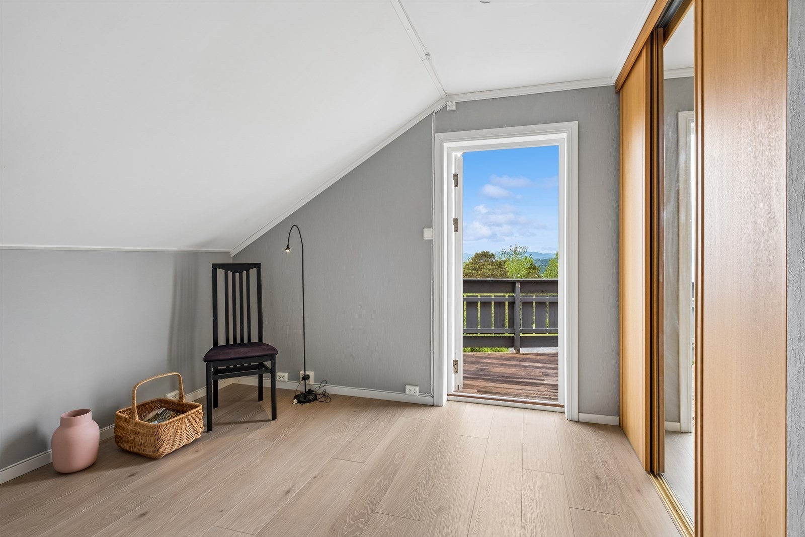 Fra det ene soverommet så vil man ha direkte utgang til balkongen hvor kveldssola kan nytes Galleribilde