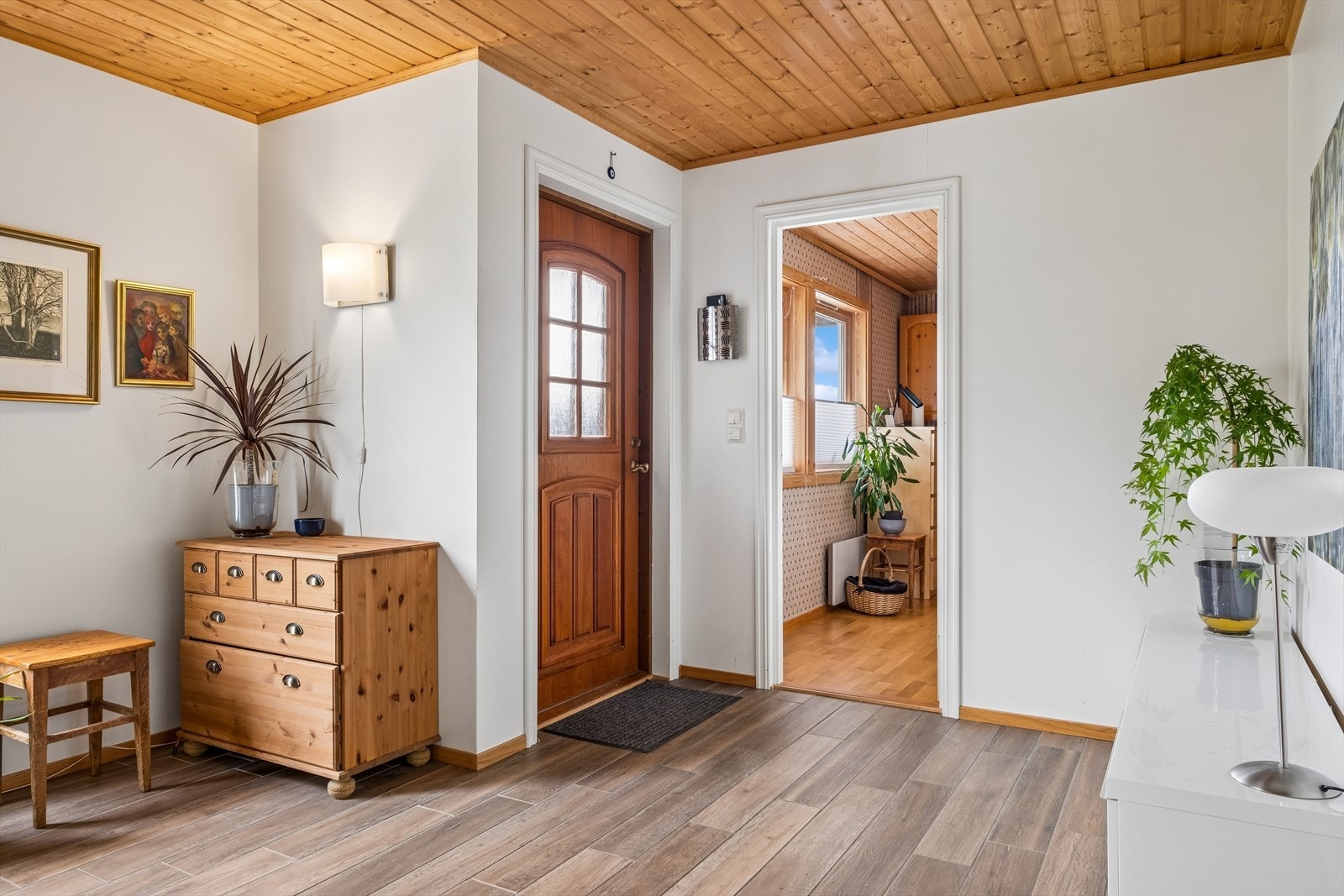 Velkommen inn. Her blir man møtt av en romslig entré med innlagt gulvvarme Galleribilde