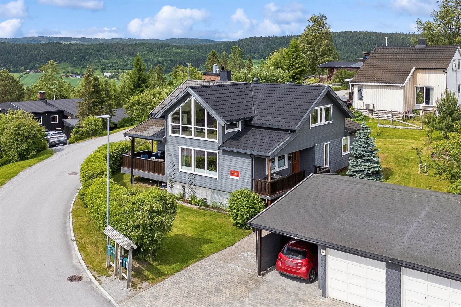 Her får man garasje og carport, samt steinlagt gårdsrom Galleribilde