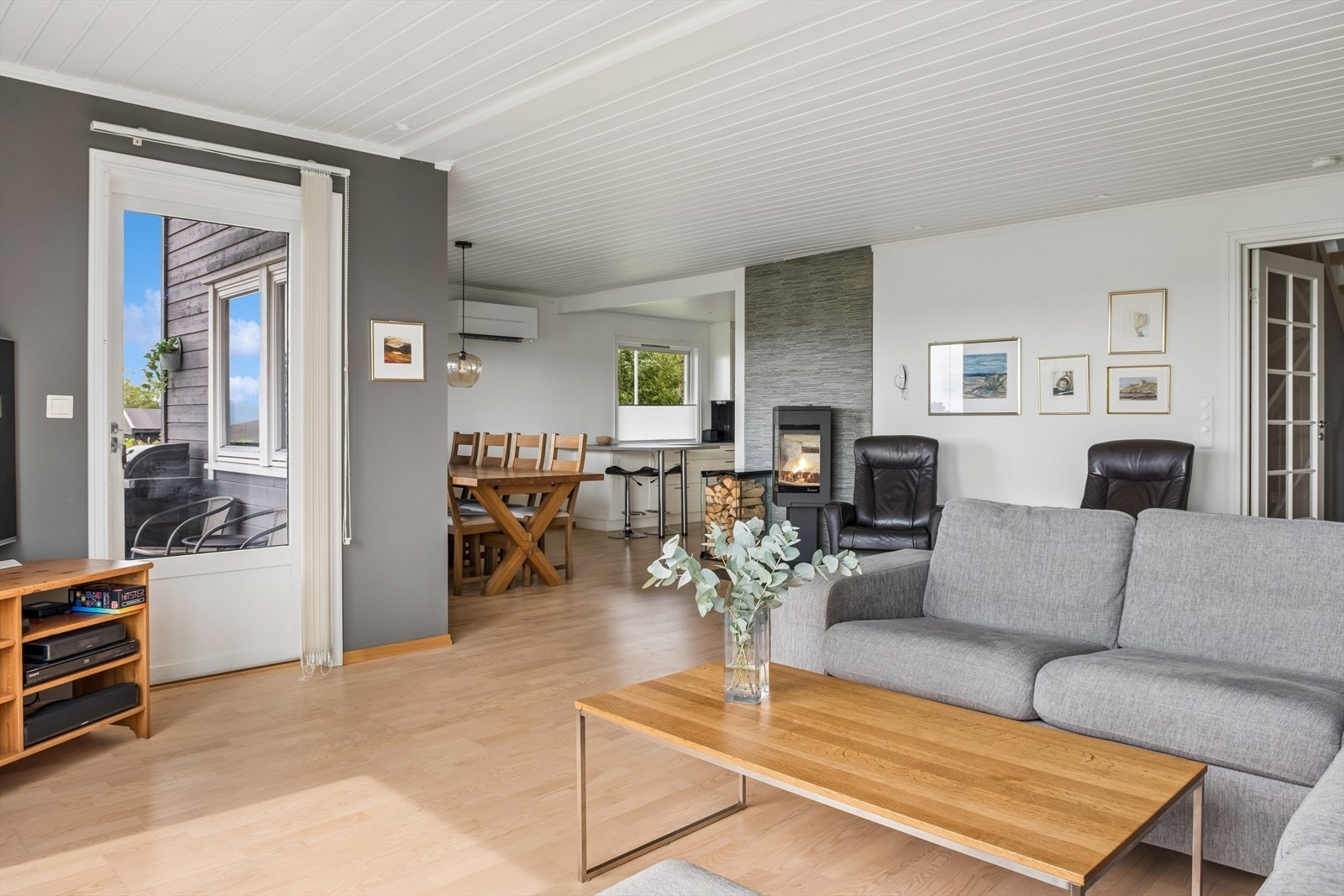 Fra stuen vil man ha direkte utgang til solfylt veranda Galleribilde
