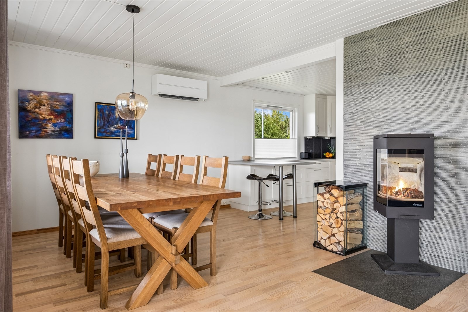 Boligen har både varmepumpe og vedovn, noe som sørger for behagelig inneklima sommer som vinter Galleribilde