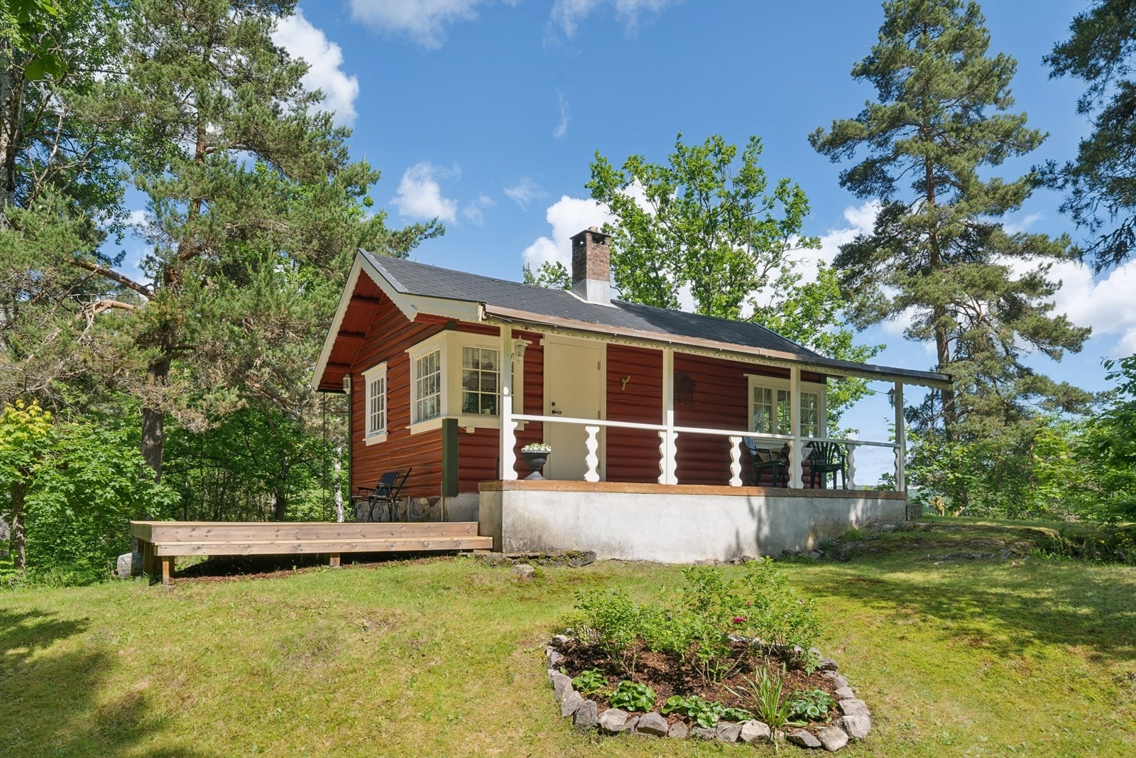 Hytta er omkranset av en romslig veranda og altan på til sammen ca. 28 m². Galleribilde