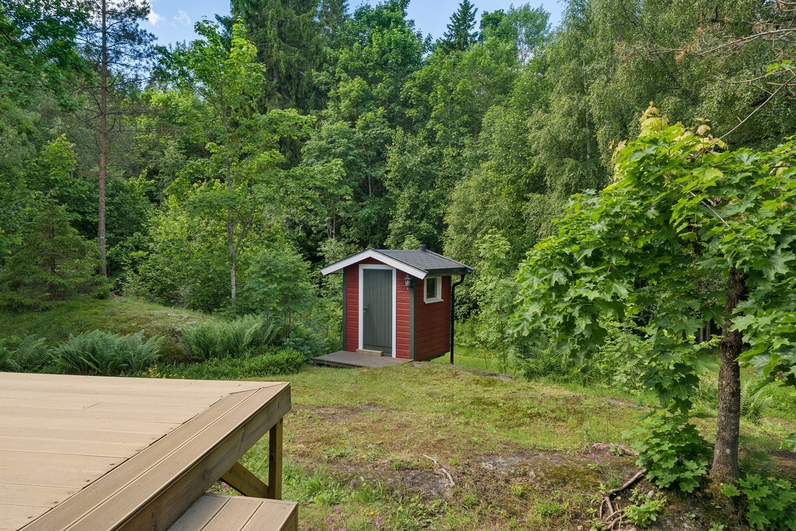 På tomten står en separat bod for ekstra lagring. Galleribilde
