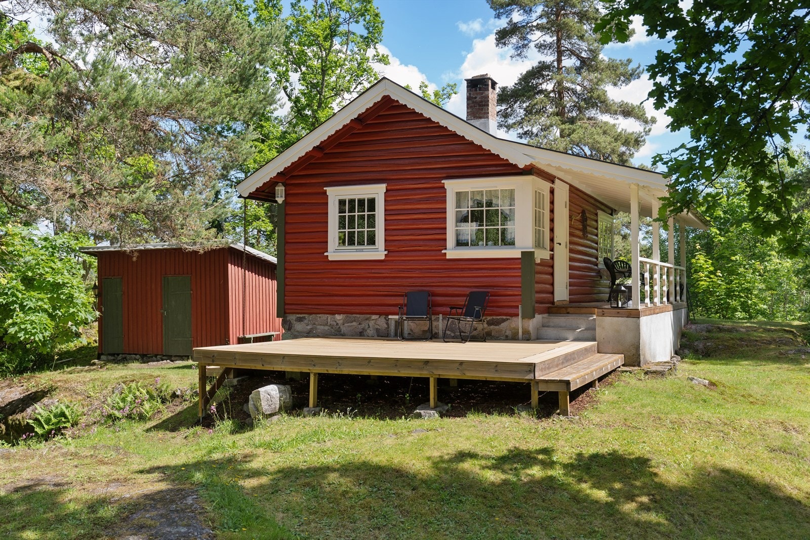 Klassisk tømmerhytte fra 1943 på en usjenert, eiet tomt på over 1,2 mål. Galleribilde