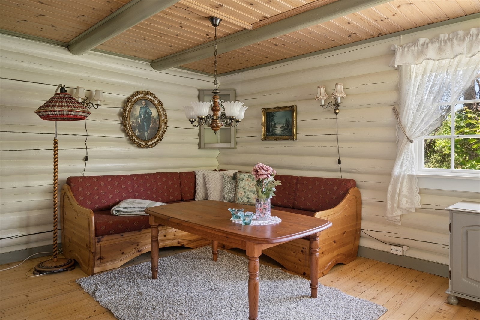 Rommet gir god plass til en hyggelig sofakrok for familie og venner. Galleribilde