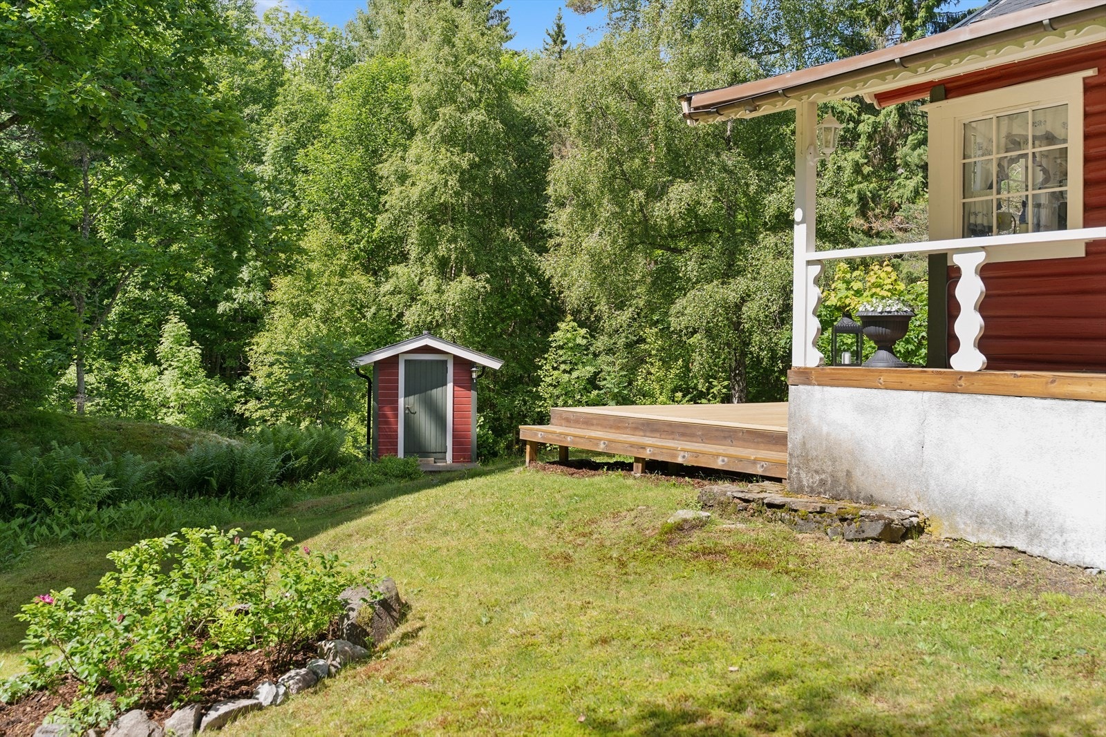 Den store naturtomten gir en usjenert og privat ramme rundt hytta. Galleribilde