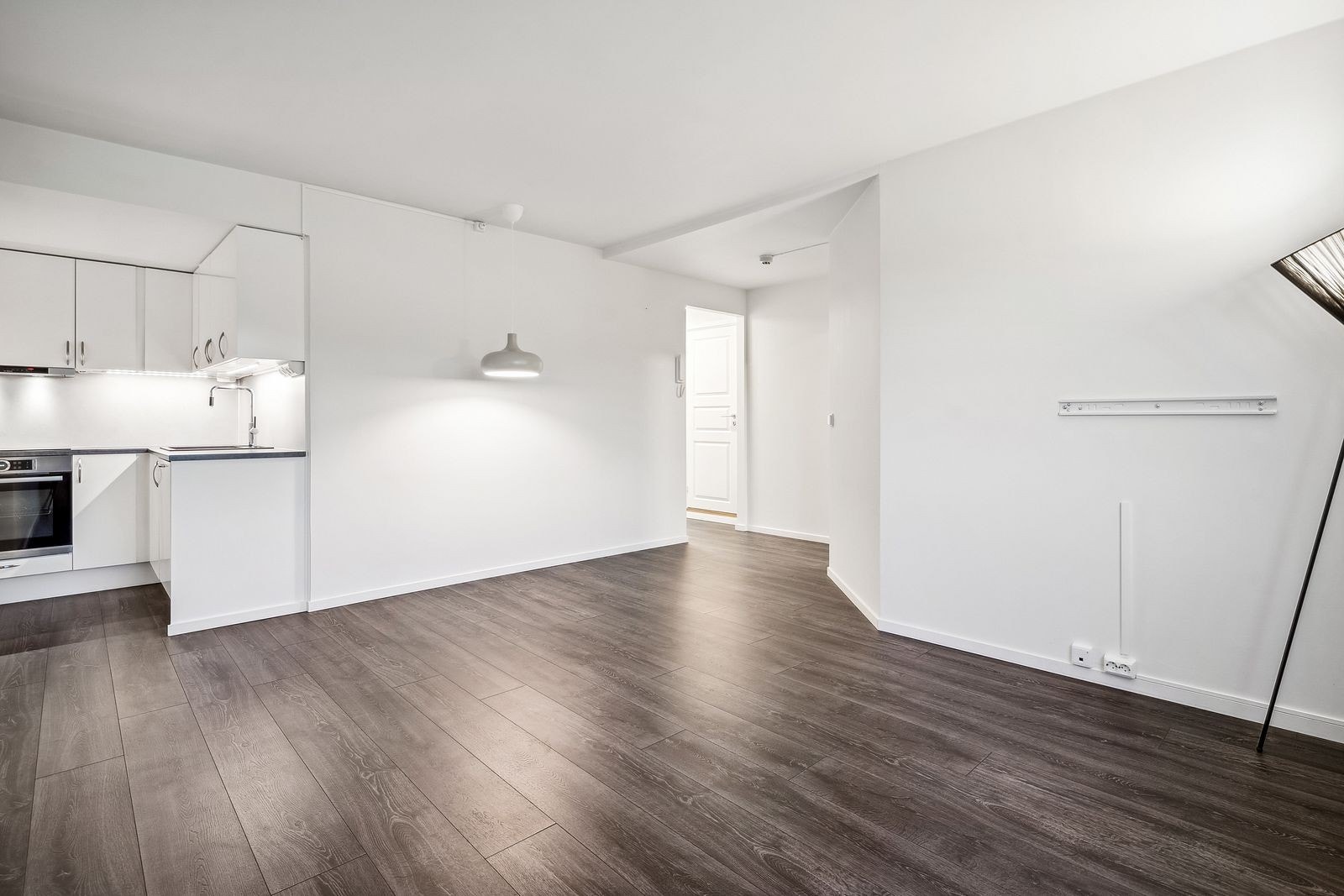 Åpen stue og kjøkkenløsning med plass for sofagruppe samt ytterligere møblering. Galleribilde
