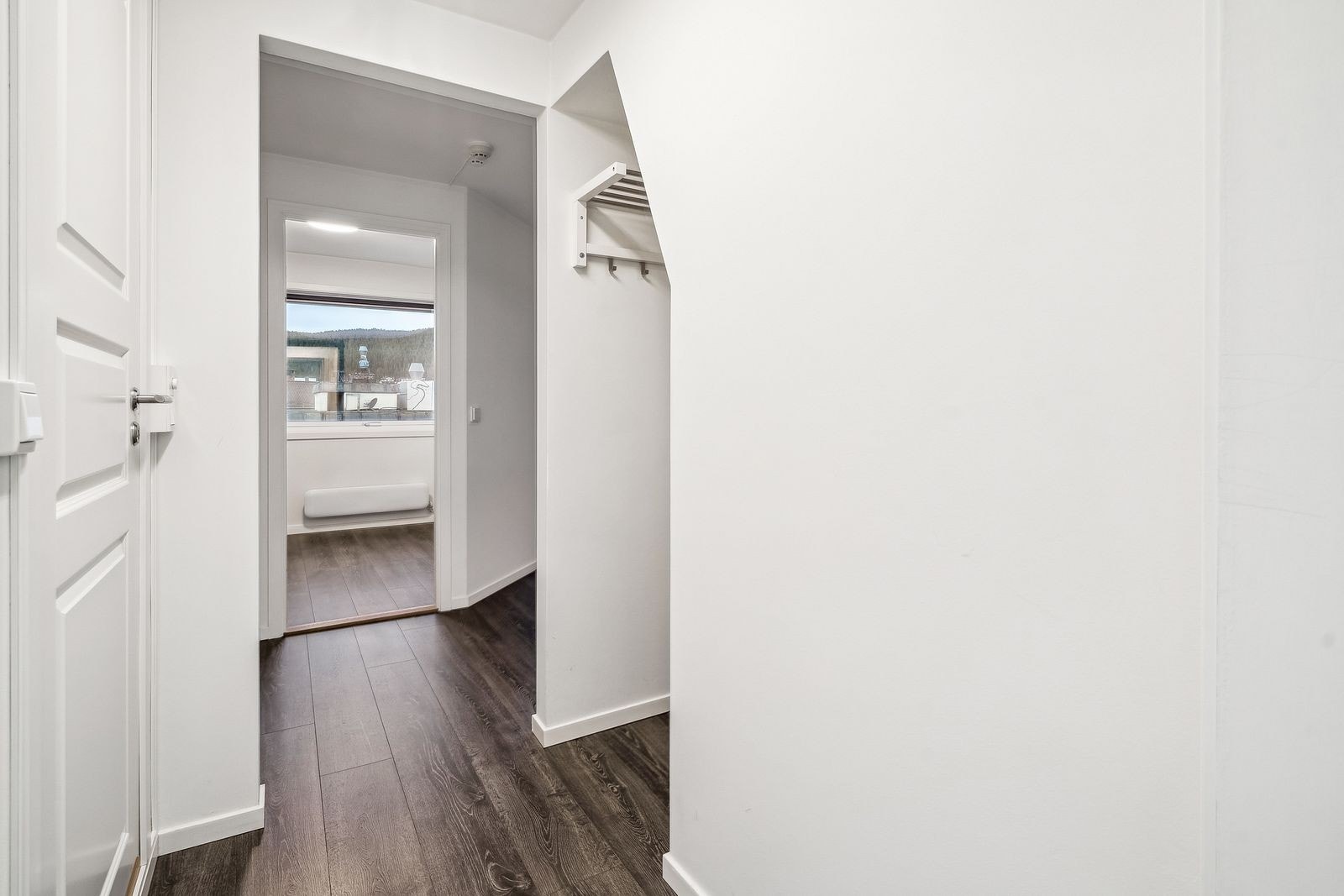 Entrè med plass til å henge fra seg. Galleribilde