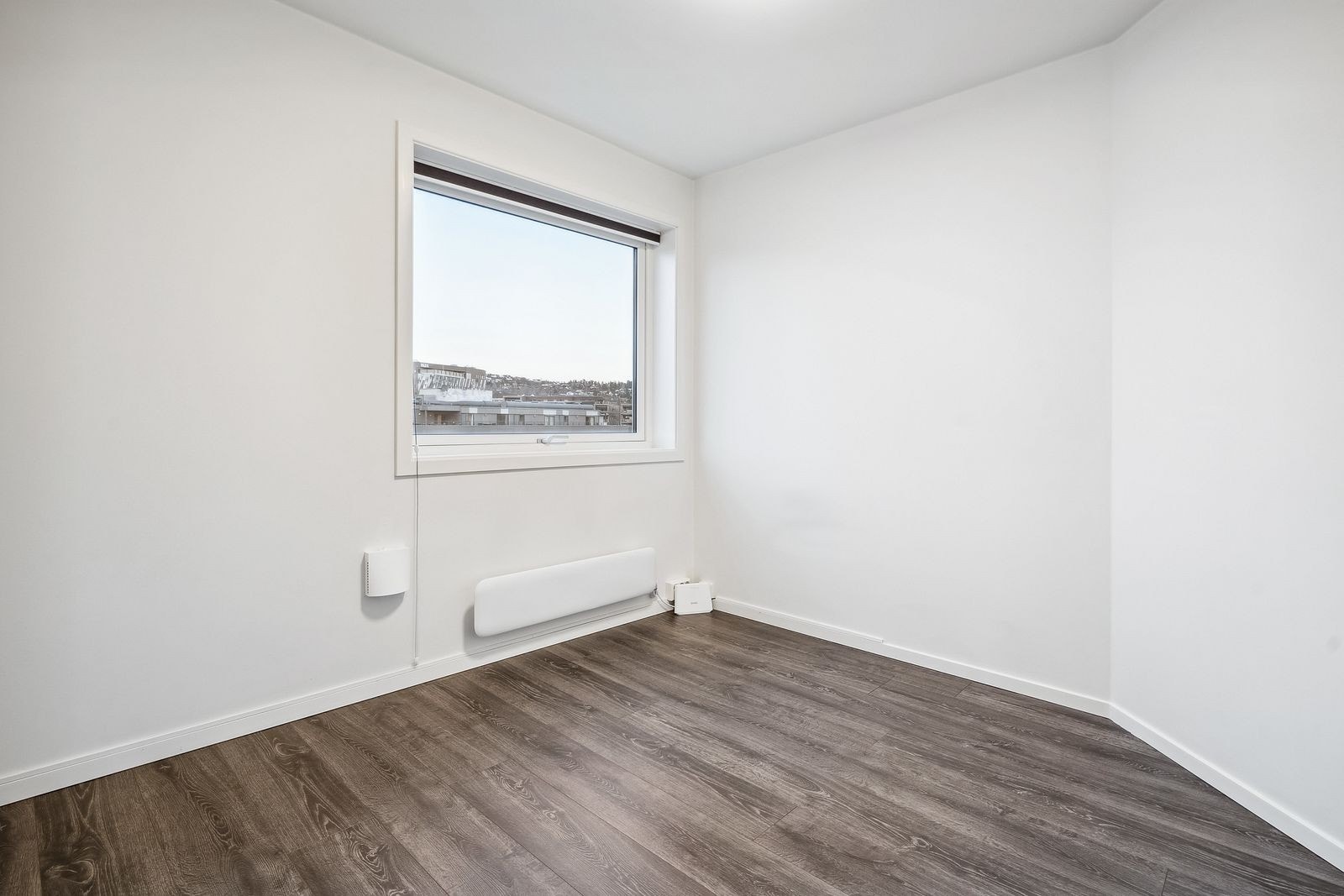Soverom med plass til seng samt garderobe. Galleribilde