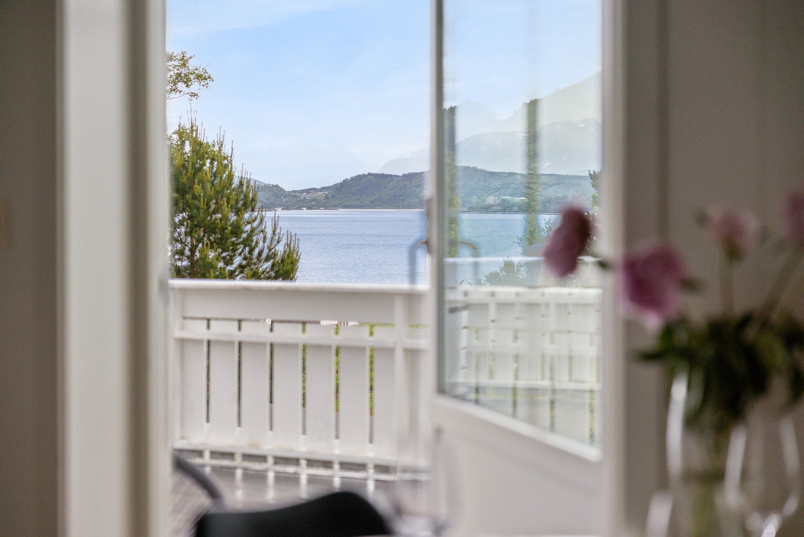 Fra stuen er det direkte utgang til en romslig terrasse med nydelig utsikt og gode sol forhold. Galleribilde