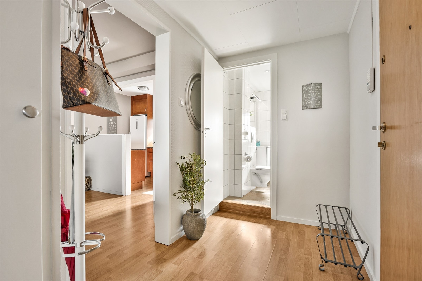 Entréen gir et godt første inntrykk og har plass til oppbevaring av yttertøy og sko. Galleribilde