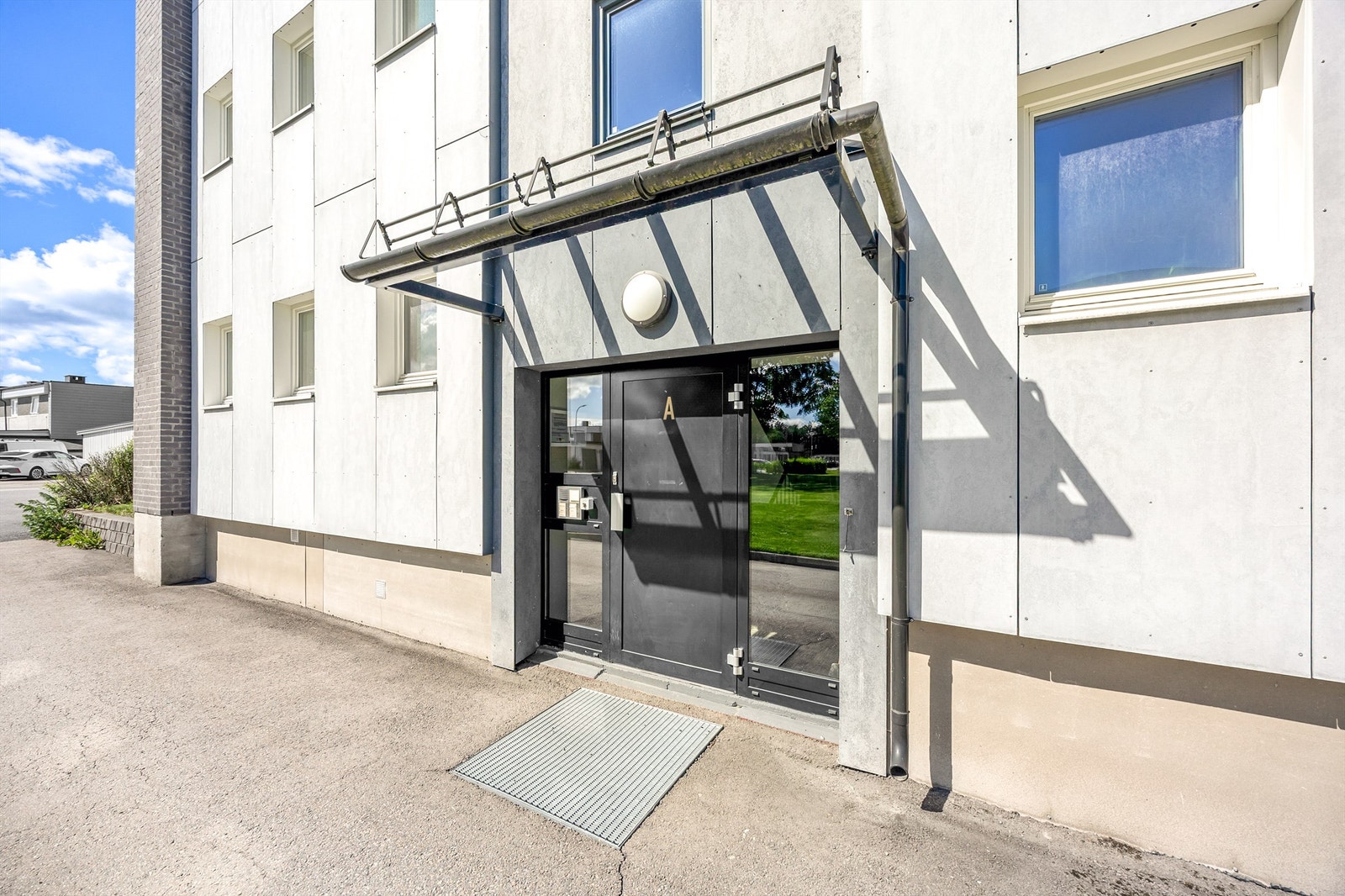 Felles inngangsparti. Leiligheten har enkel adkomst i bygningens første etasje. Galleribilde
