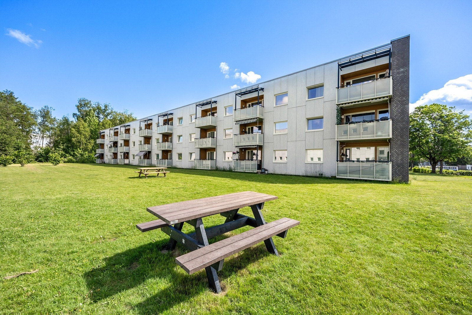 Leiligheten ligger i et rolig og barnevennlig område med store, pent opparbeidede fellesarealer. Herfra er det kort vei til både skoler, barnehager og turmuligheter. Galleribilde