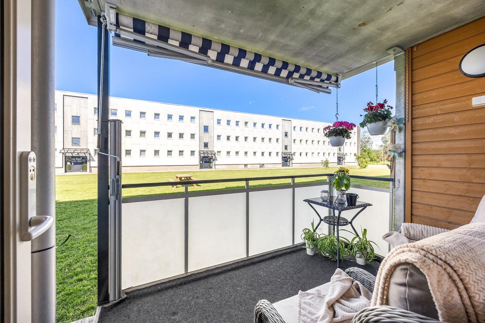 Fra stuen er det utgang til en vestvendt terrasse med utsyn over borettslagets grøntområder.
Foto: Espen Edin Døhlen Galleribilde