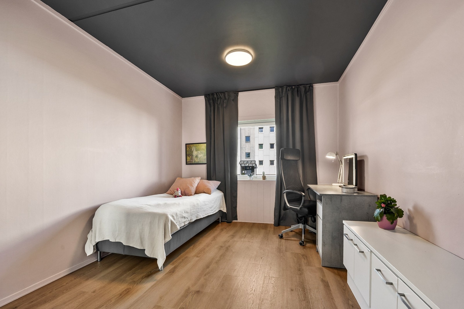 Det andre soverommet har en god størrelse, med plass til seng, skrivepult og oppbevaring. Galleribilde