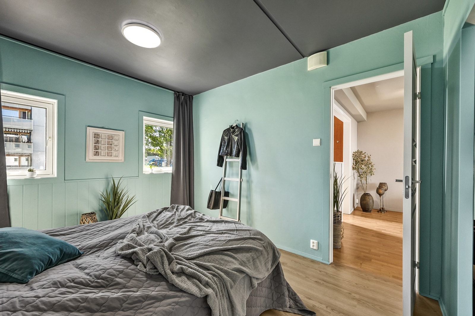 Rommet har god plass til dobbeltseng og vender ut mot rolige fellesarealer. Galleribilde