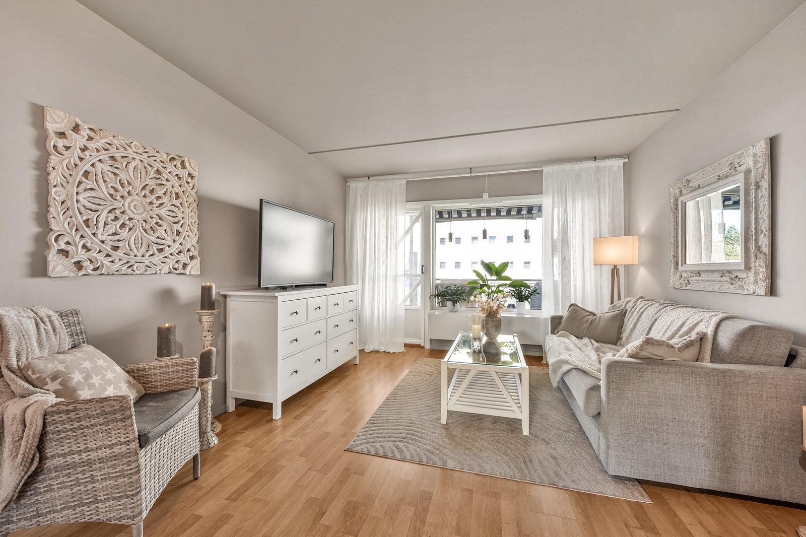 Vindusflaten mot terrassen slipper inn rikelig med dagslys i oppholdsrommet. Galleribilde