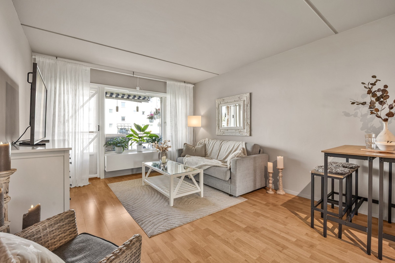 Stuen er lys og romslig, med god plass til en komfortabel sofagruppe. Galleribilde