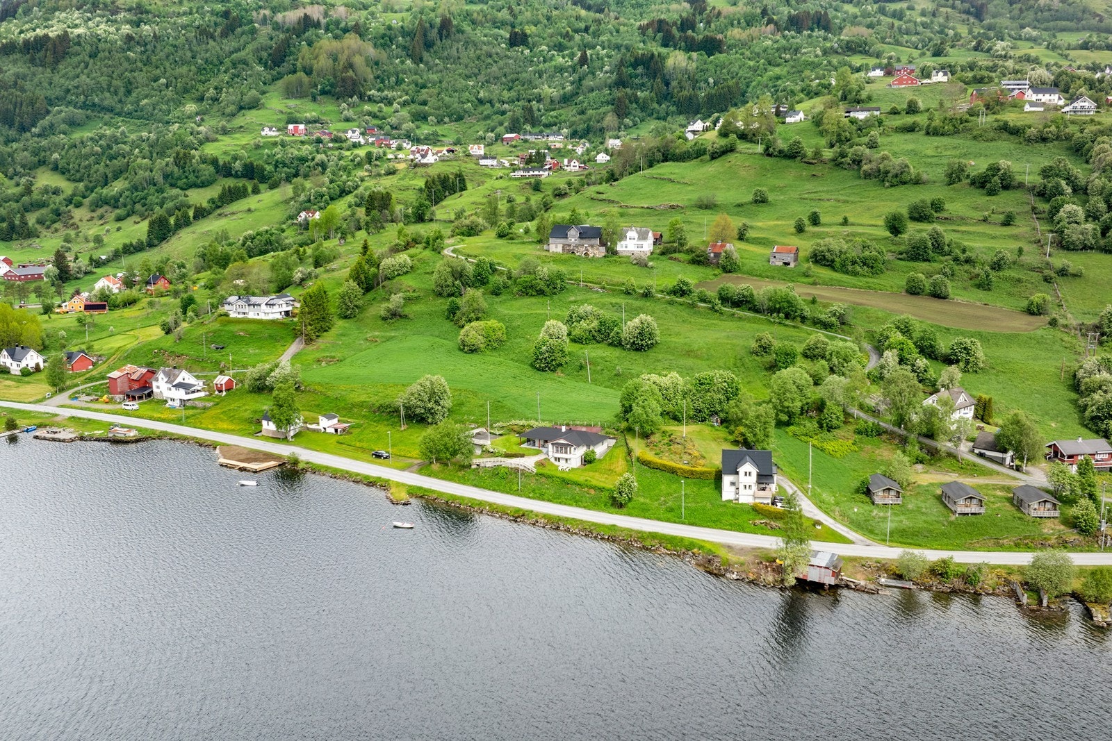 Eigedomen ligg i eit landeleg område med nærleik til naturen. Galleribilde