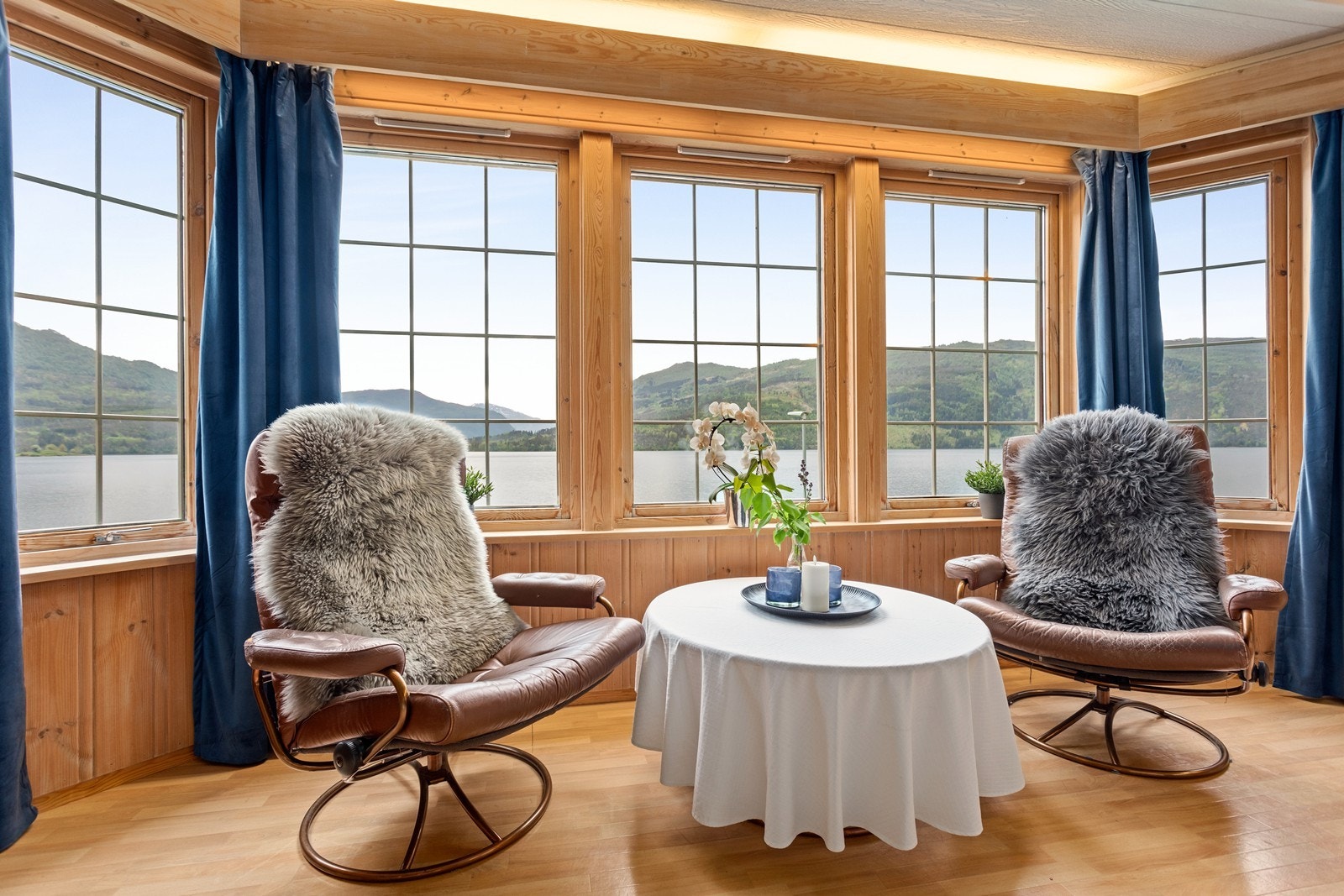 Vindaugsflater i front slepp inn den flotte utsikta. Galleribilde