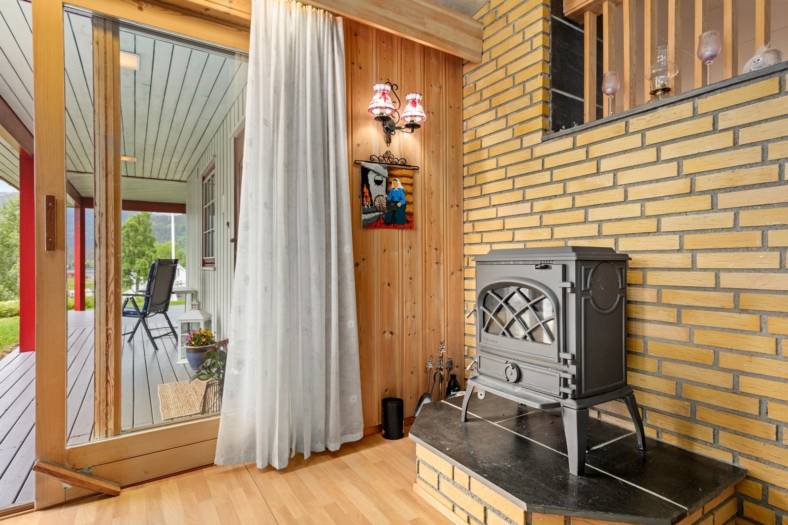 Tilkomst til terrasse via skyvedører. Vedomn sørger for oppvarming i stova. Galleribilde