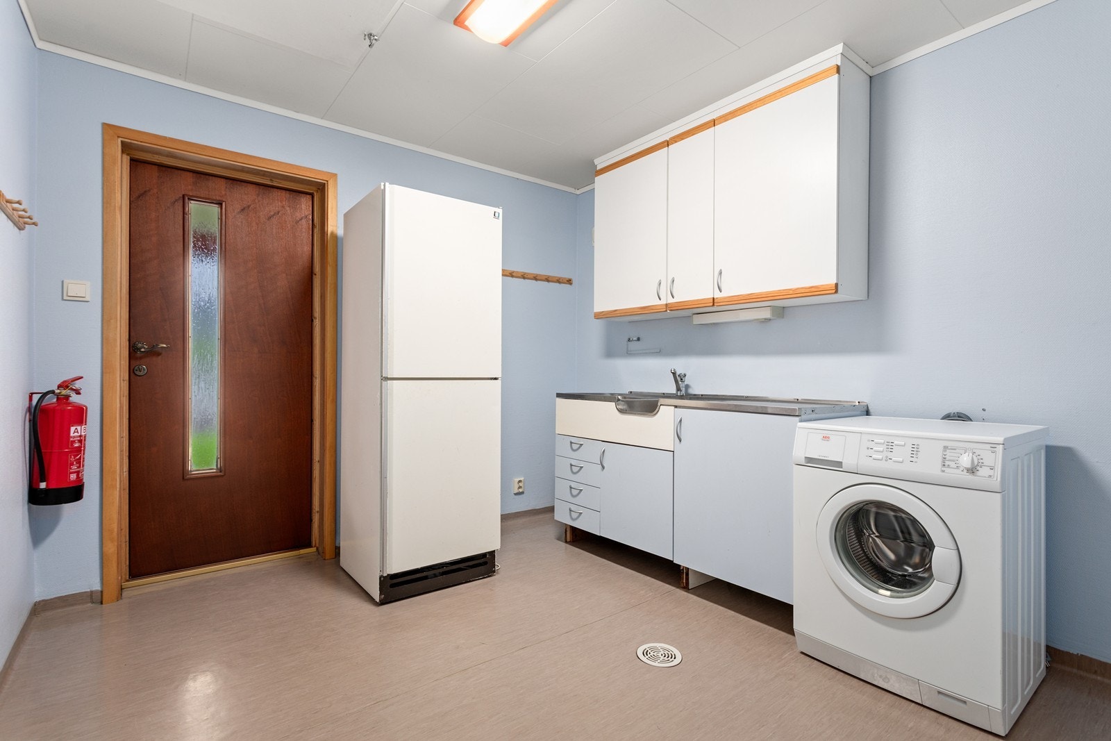 Praktisk vaskerom med opplegg for vaskemaskin. God oppbevaringsplass i skap og skuffer. Galleribilde