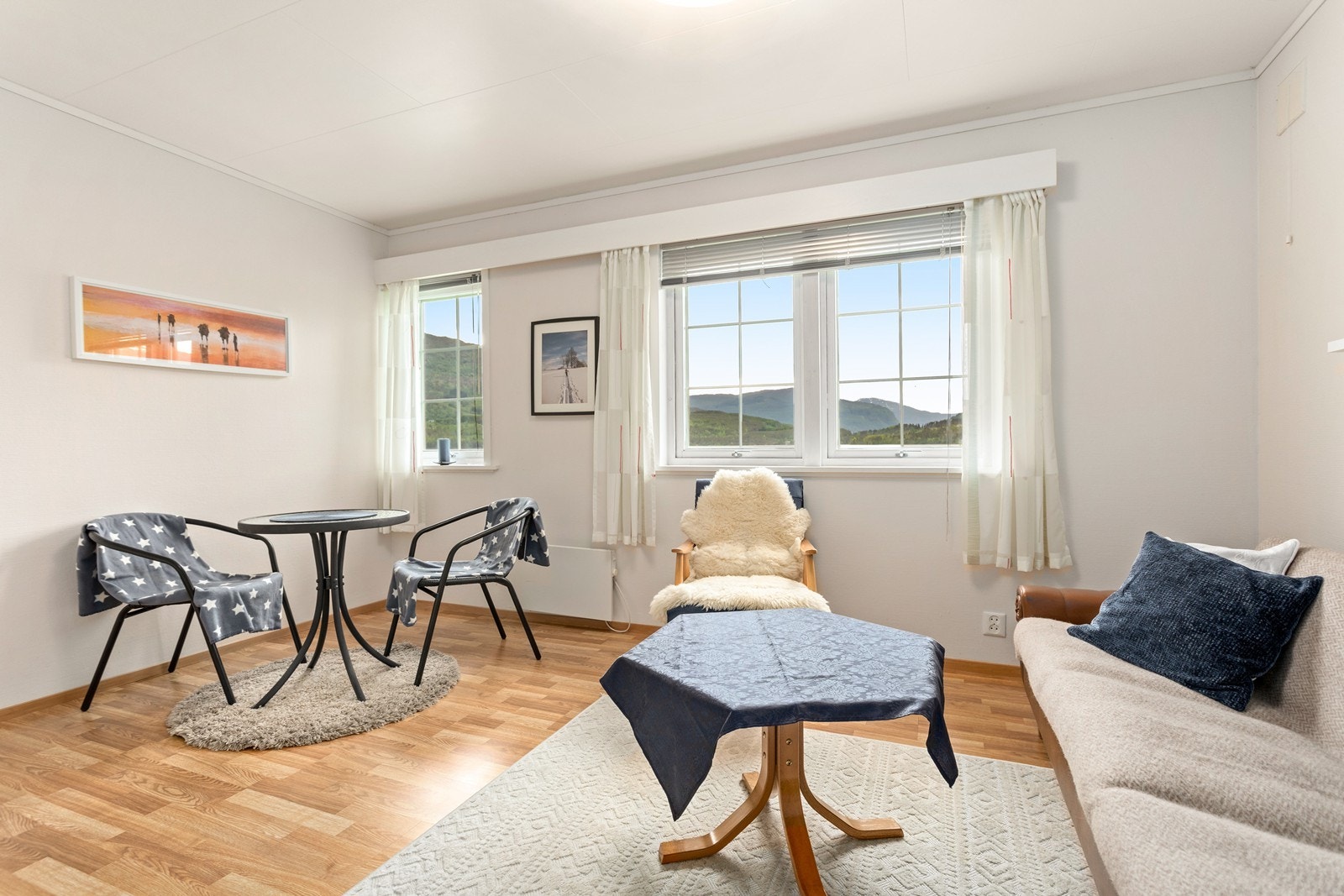 Her er rom for innreiing av sofa og eit mindre spisebord. Galleribilde