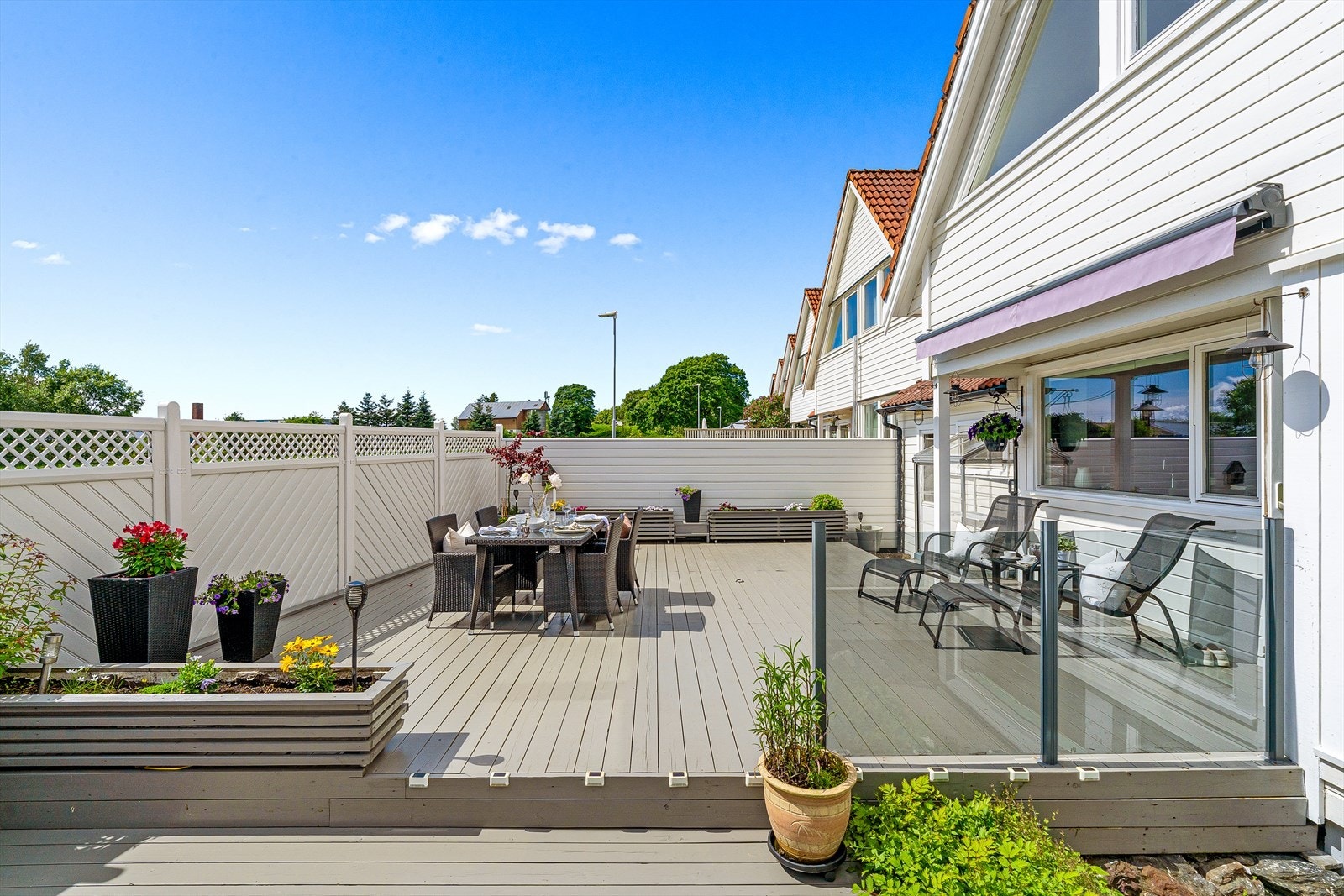 Stor, fin og usjenert terrasse. Nydelig plass å oppholde seg i sommerhalvåret. Elegant glassgjerde for å skille sonene. Galleribilde