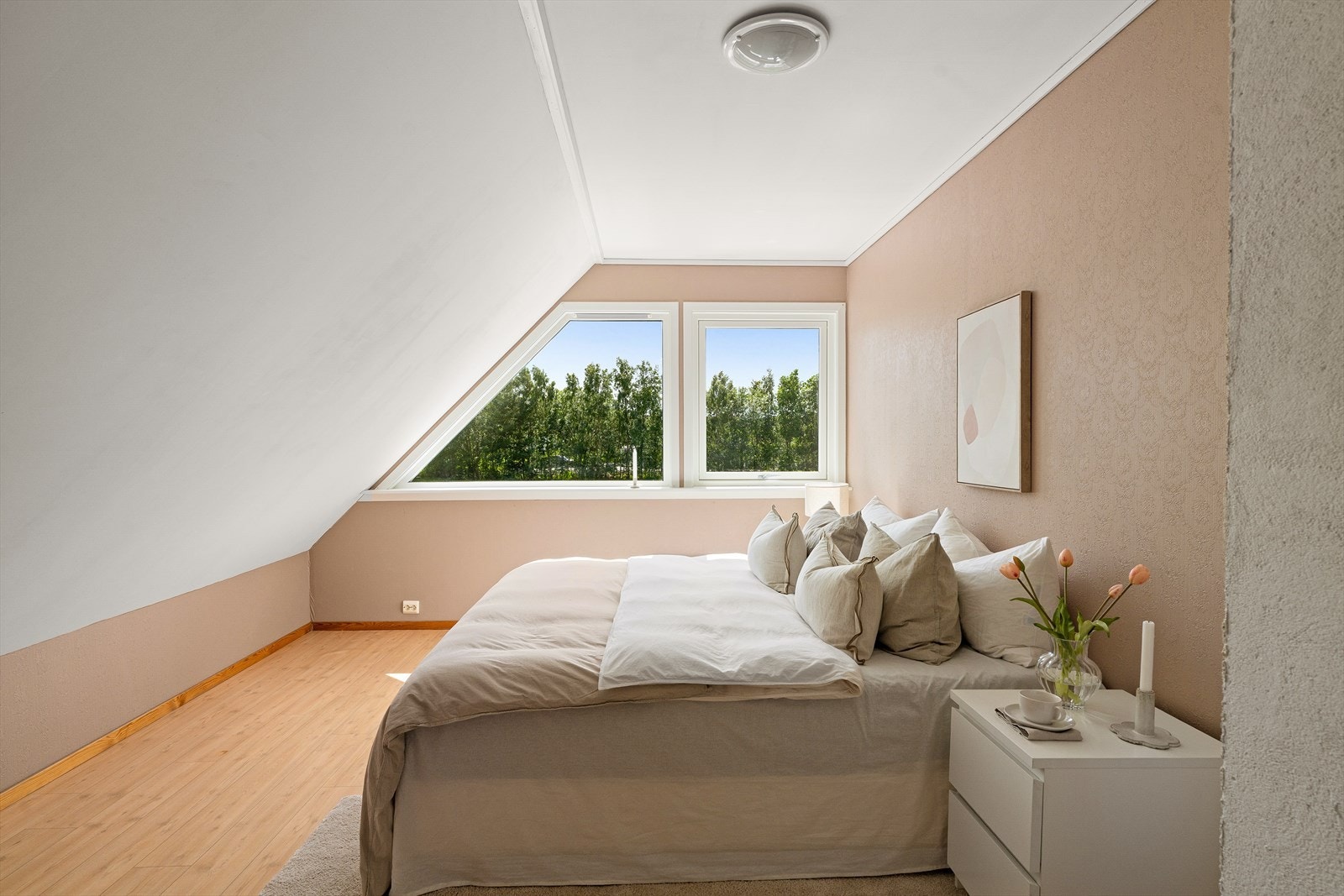 Romslig soverom med god plass til garderobe Galleribilde